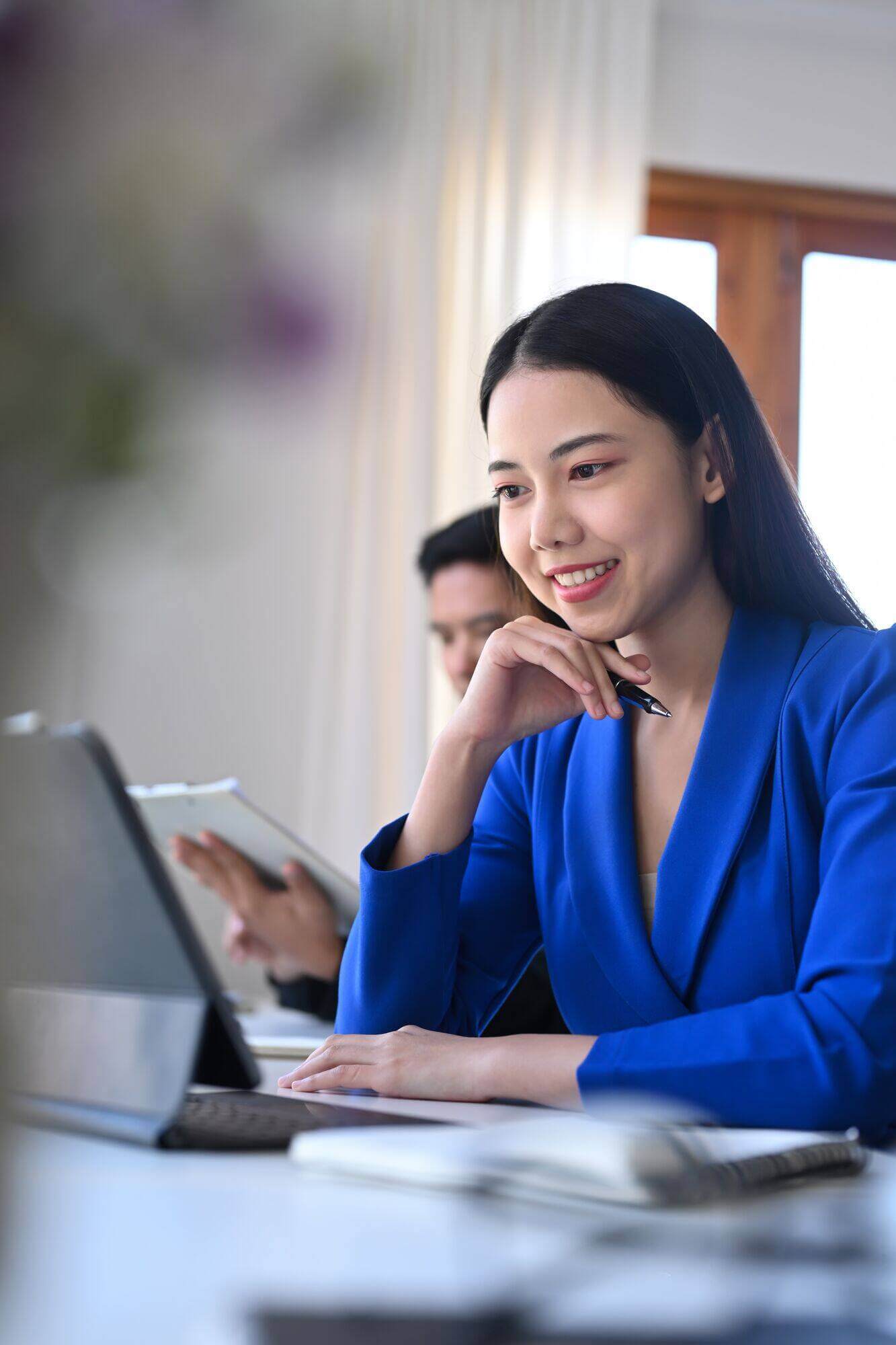 Dirigeante lisant un rapport RH positif dans son bureau, illustration de la performance humaine